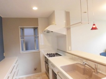 吊戸棚を撤去して、すっきり機能的な対面キッチンに　世田谷区M様邸